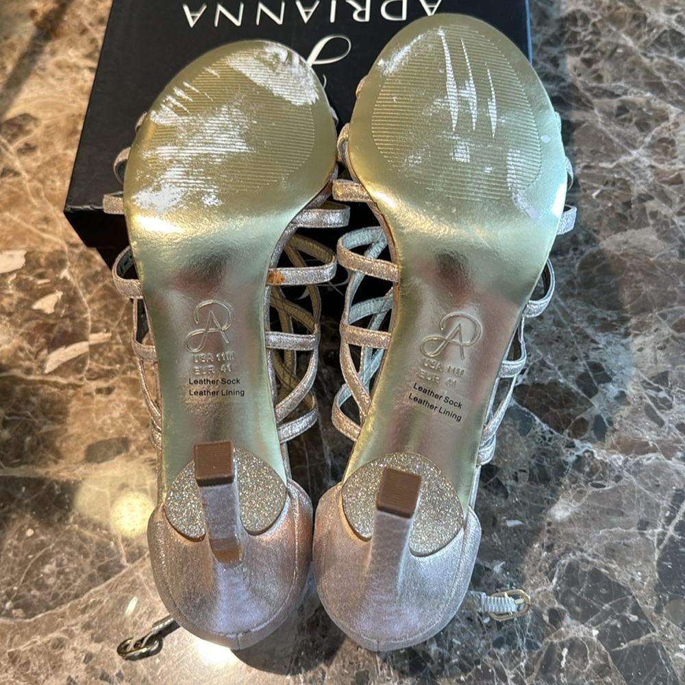 Adrianna Papell Elda Gold Heels, size 10 - Picture 5 of 5